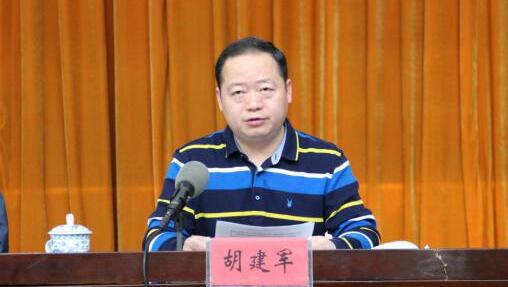 胡建軍簡歷：柳州軌道交通集團(tuán)董事長胡建軍，曾任柳州市蓮花山保護(hù)中心主任，魚峰區(qū)委常委、常務(wù)副區(qū)長
