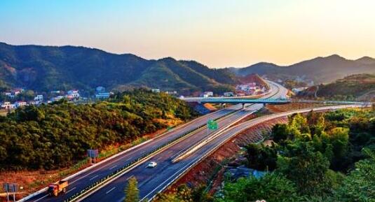 湖南高速公路集團(tuán)馬捷、何海鷹、秦朝陽(yáng)、王輝揚(yáng)、羅衛(wèi)華、汪小平、鄧曉靜、吳皓、譚紹富、周棟梁、鐘放平、邱少進(jìn)、肖玉輝領(lǐng)導(dǎo)班子