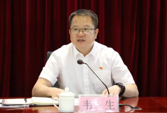 韋生簡(jiǎn)歷：百色城市建設(shè)投資發(fā)展集團(tuán)董事長(zhǎng)韋生，曾任百投集團(tuán)、百發(fā)集團(tuán)董事長(zhǎng)，西林縣委副書記